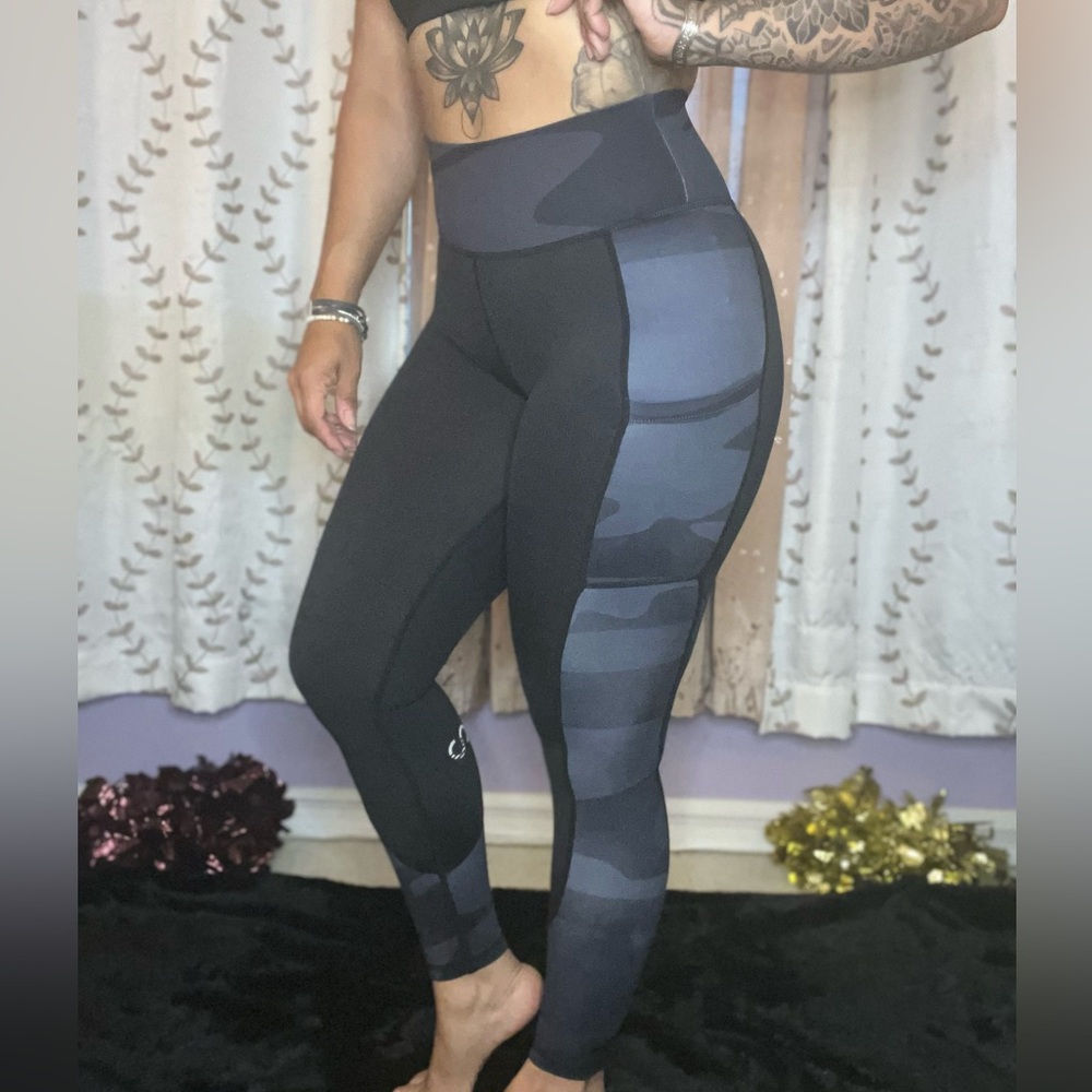 Curves n Combatboots black and grey camo leggings with pockets